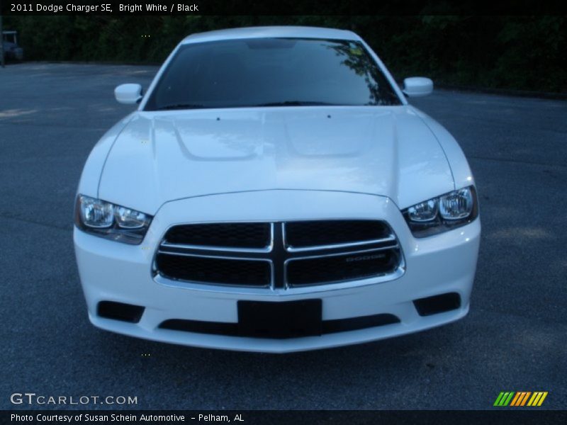 Bright White / Black 2011 Dodge Charger SE