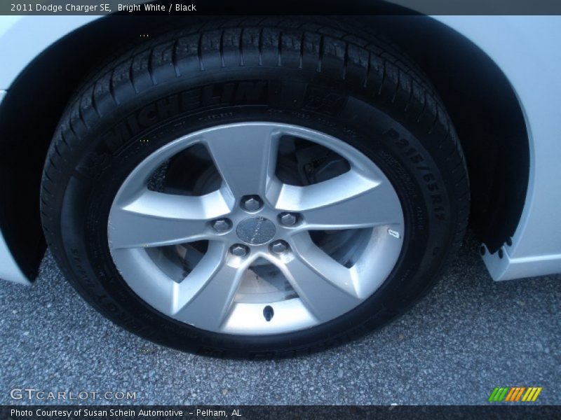 Bright White / Black 2011 Dodge Charger SE