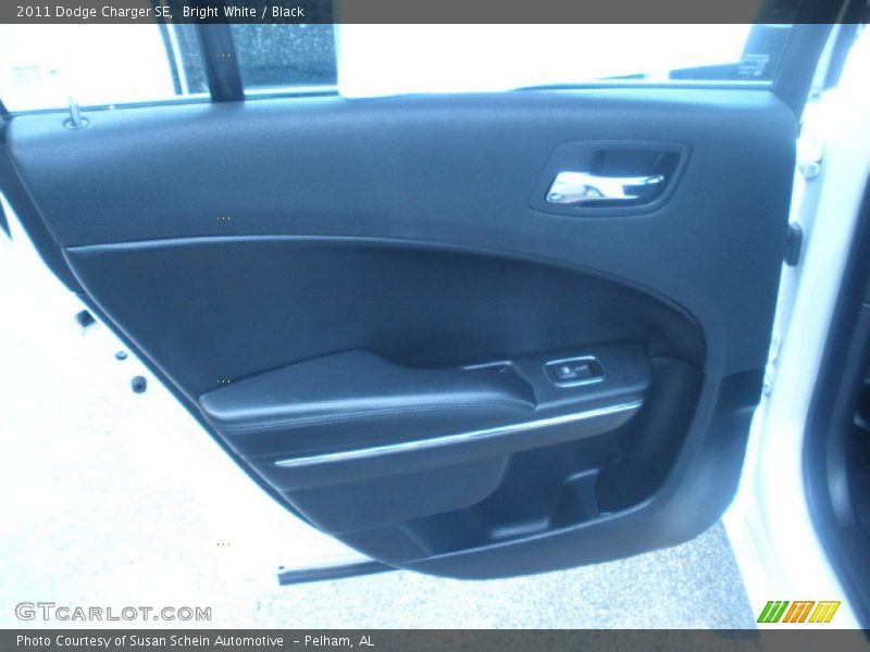 Bright White / Black 2011 Dodge Charger SE