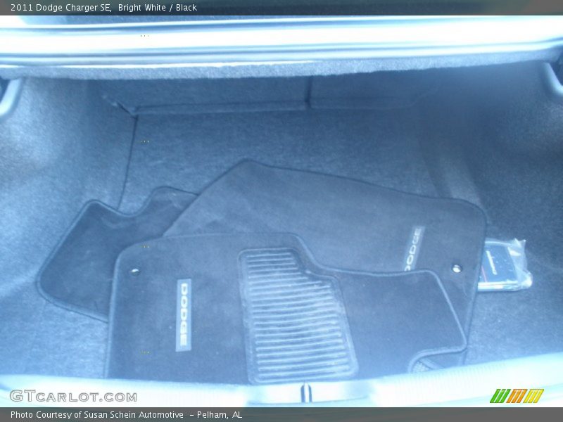 Bright White / Black 2011 Dodge Charger SE