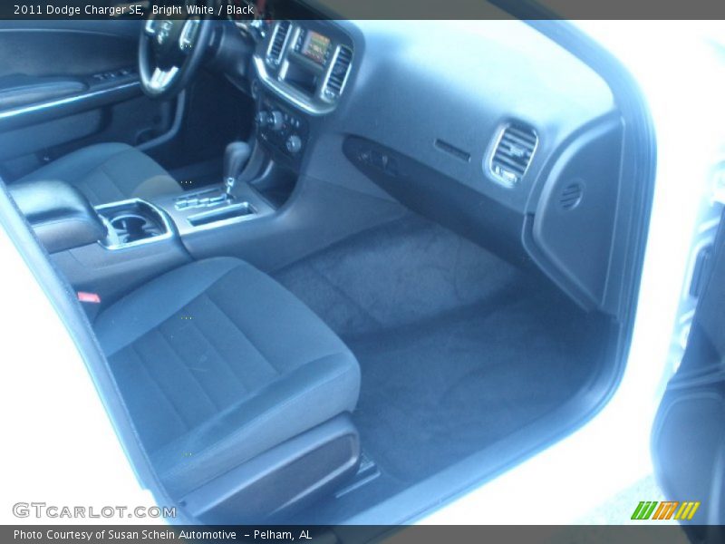 Bright White / Black 2011 Dodge Charger SE