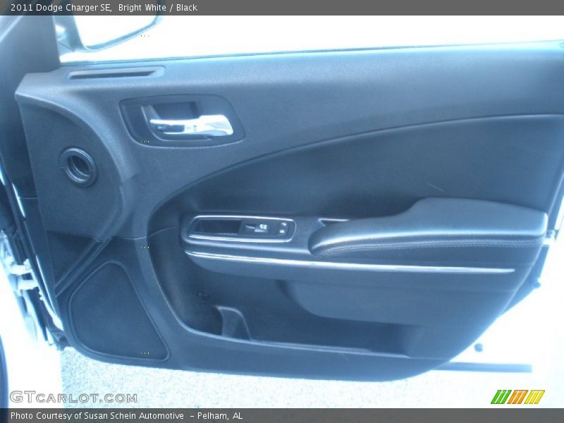 Bright White / Black 2011 Dodge Charger SE