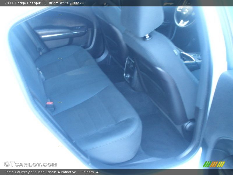 Bright White / Black 2011 Dodge Charger SE
