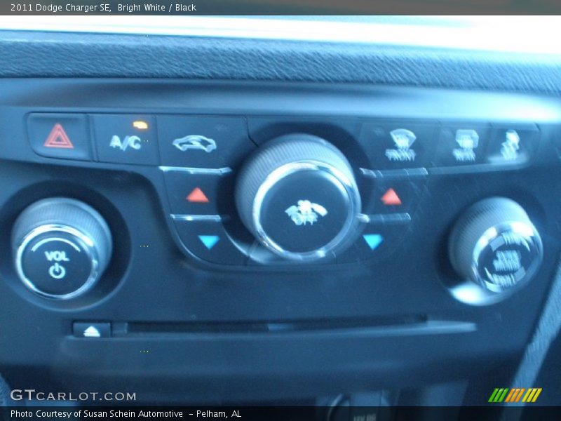 Bright White / Black 2011 Dodge Charger SE