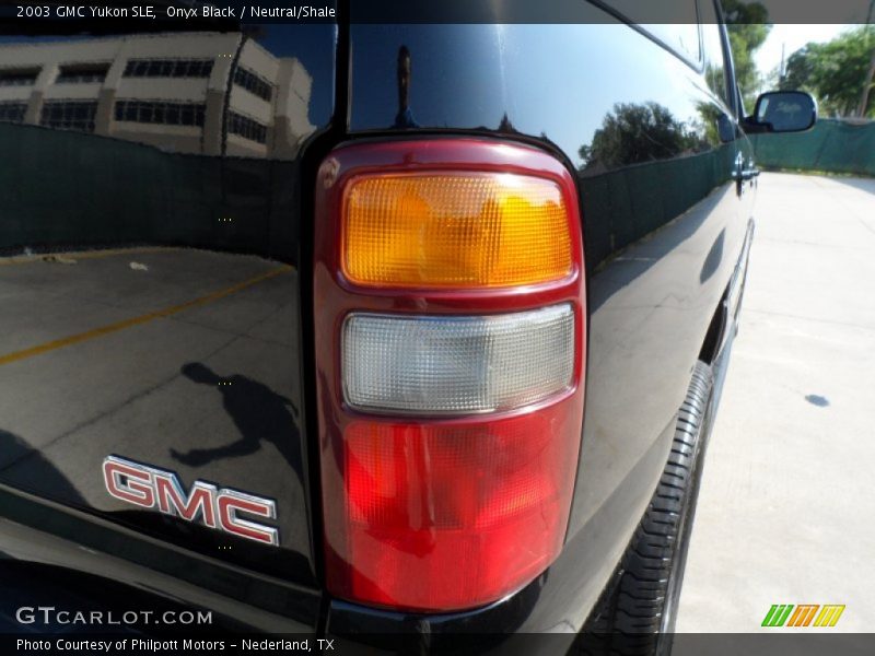 Onyx Black / Neutral/Shale 2003 GMC Yukon SLE