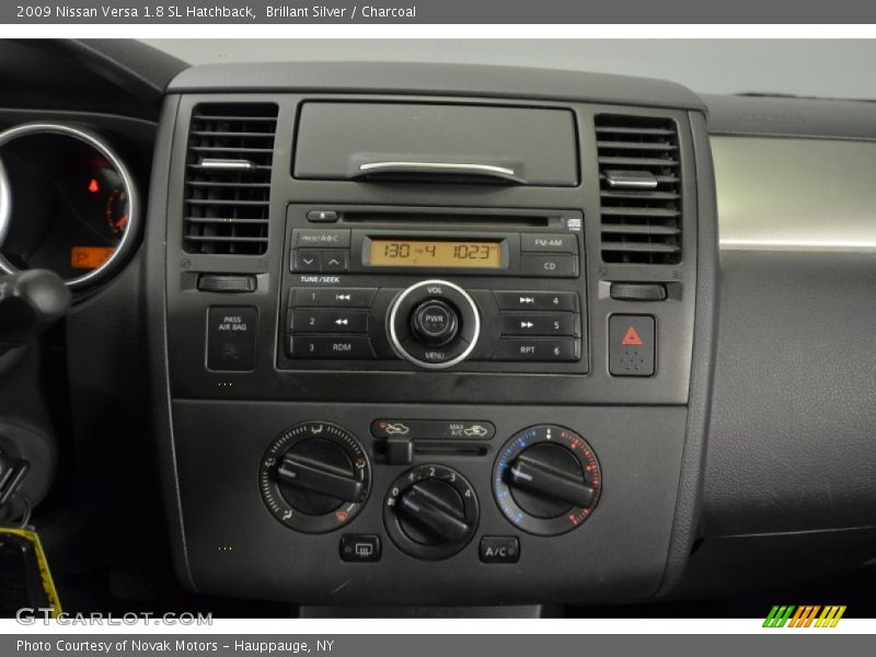 Brillant Silver / Charcoal 2009 Nissan Versa 1.8 SL Hatchback