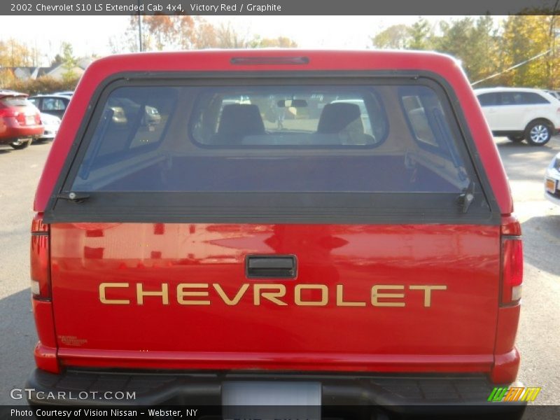 Victory Red / Graphite 2002 Chevrolet S10 LS Extended Cab 4x4