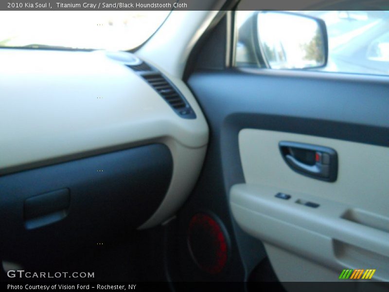 Titanium Gray / Sand/Black Houndstooth Cloth 2010 Kia Soul !