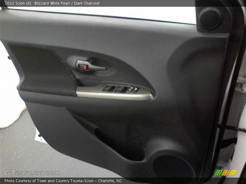 Blizzard White Pearl / Dark Charcoal 2012 Scion xD