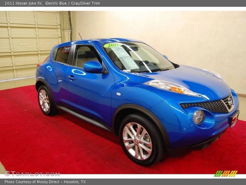 Front 3/4 View of 2011 Juke SV