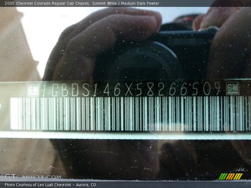 Summit White / Medium Dark Pewter 2005 Chevrolet Colorado Regular Cab Chassis