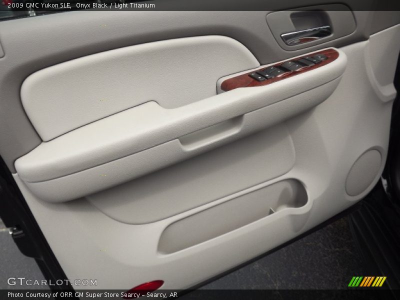 Onyx Black / Light Titanium 2009 GMC Yukon SLE
