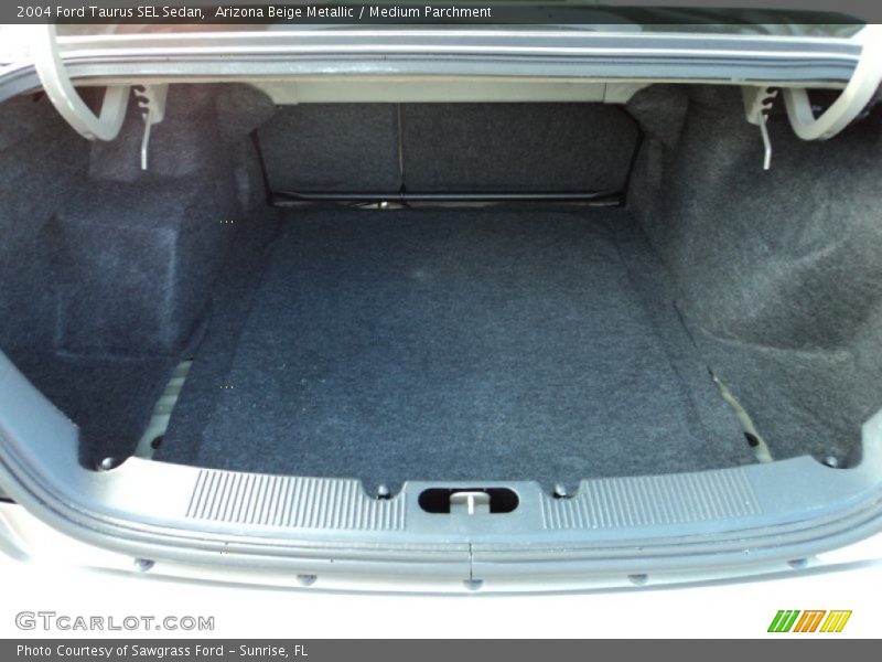  2004 Taurus SEL Sedan Trunk