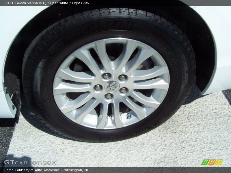 Super White / Light Gray 2011 Toyota Sienna XLE