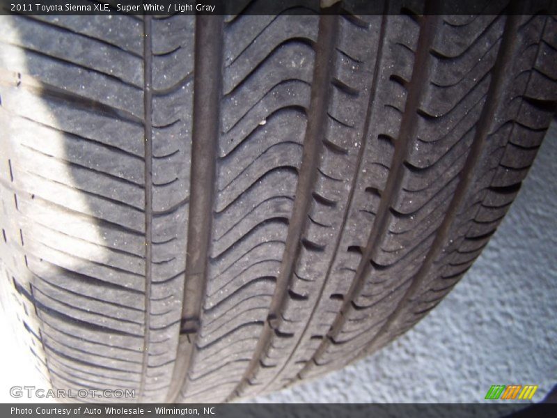 Super White / Light Gray 2011 Toyota Sienna XLE
