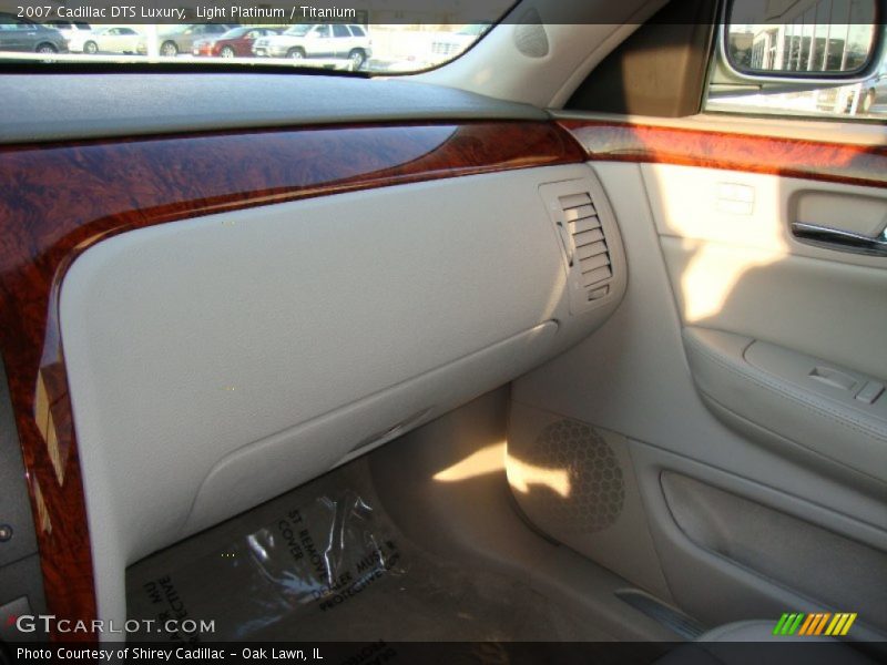 Light Platinum / Titanium 2007 Cadillac DTS Luxury