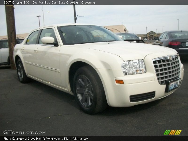 Cool Vanilla / Dark Slate Gray/Light Graystone 2007 Chrysler 300