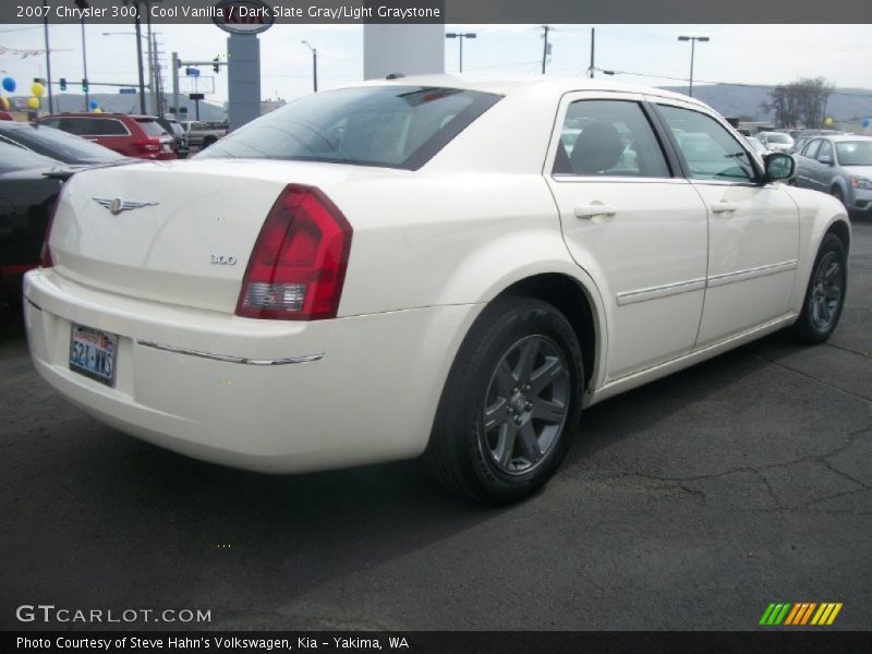 Cool Vanilla / Dark Slate Gray/Light Graystone 2007 Chrysler 300