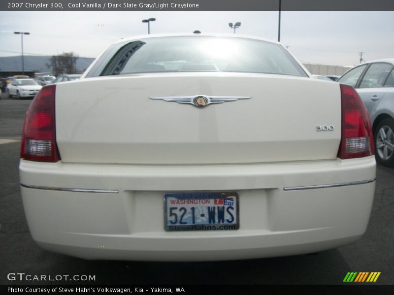 Cool Vanilla / Dark Slate Gray/Light Graystone 2007 Chrysler 300