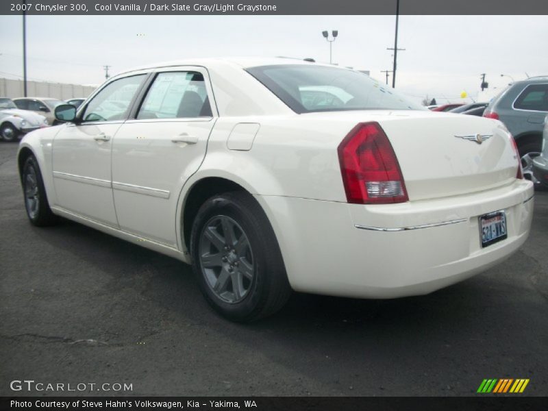 Cool Vanilla / Dark Slate Gray/Light Graystone 2007 Chrysler 300