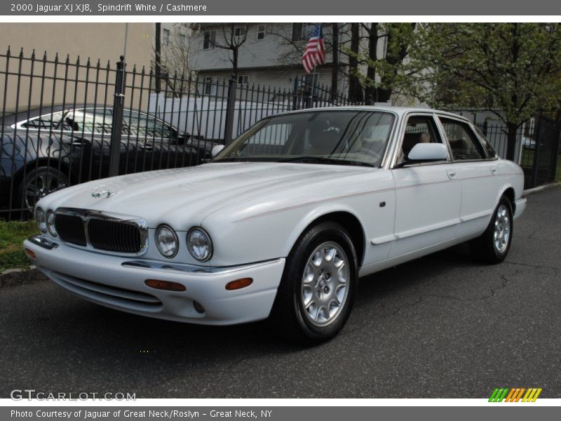 Front 3/4 View of 2000 XJ XJ8