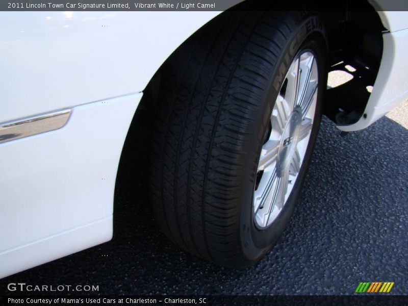 Vibrant White / Light Camel 2011 Lincoln Town Car Signature Limited