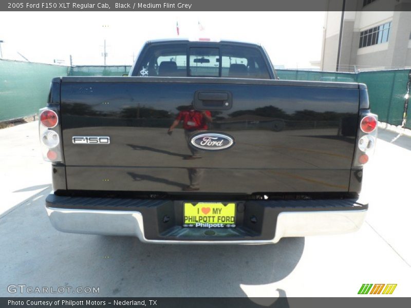 Black / Medium Flint Grey 2005 Ford F150 XLT Regular Cab