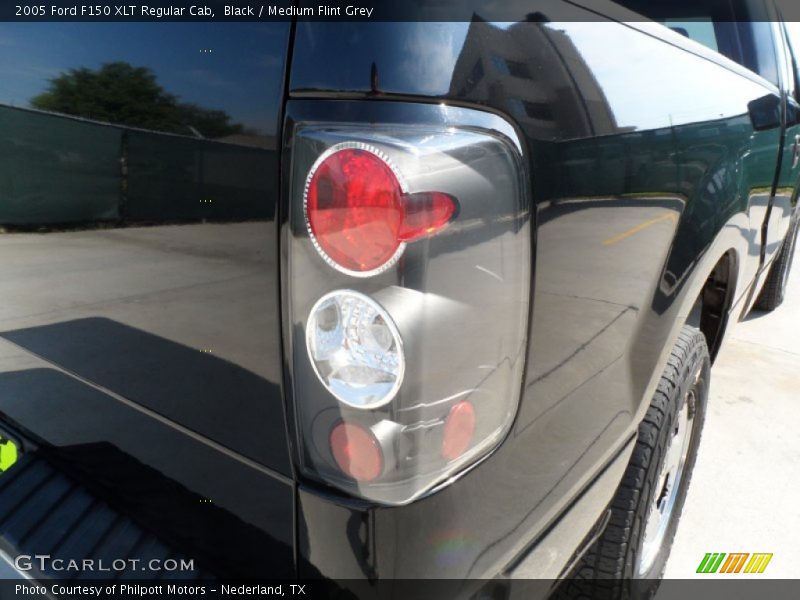 Black / Medium Flint Grey 2005 Ford F150 XLT Regular Cab
