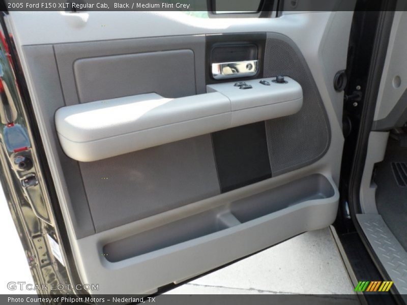 Black / Medium Flint Grey 2005 Ford F150 XLT Regular Cab
