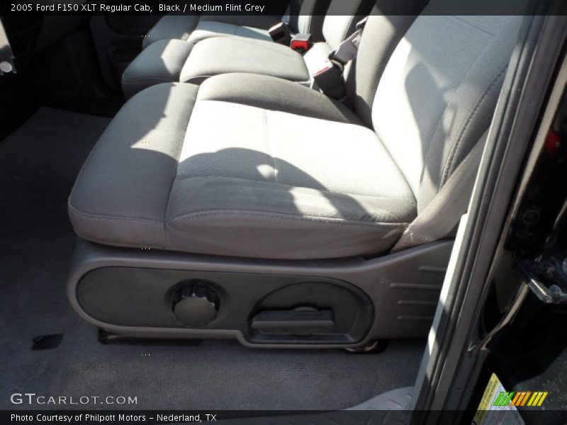 Black / Medium Flint Grey 2005 Ford F150 XLT Regular Cab