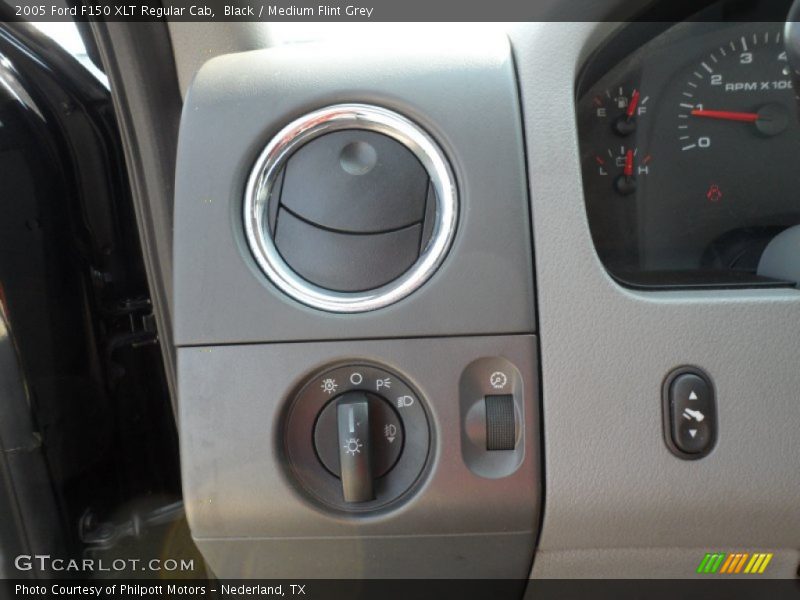 Black / Medium Flint Grey 2005 Ford F150 XLT Regular Cab