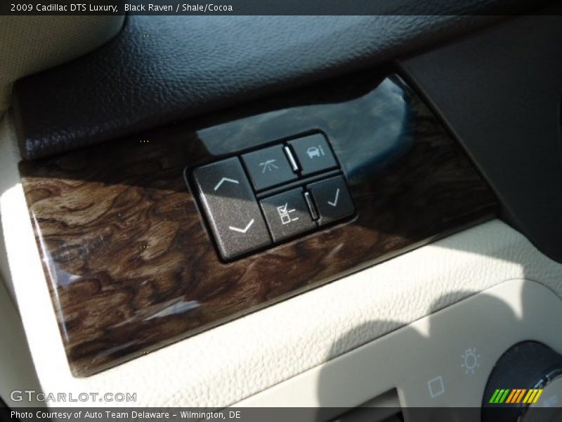 Black Raven / Shale/Cocoa 2009 Cadillac DTS Luxury