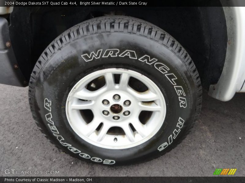Bright Silver Metallic / Dark Slate Gray 2004 Dodge Dakota SXT Quad Cab 4x4
