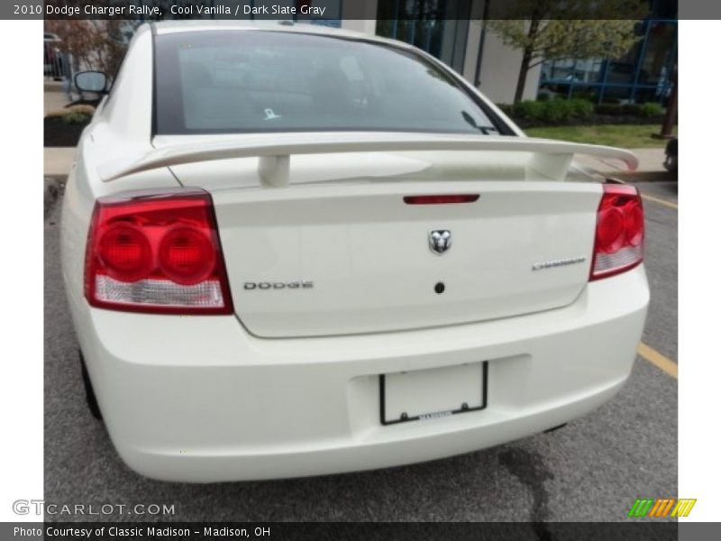 Cool Vanilla / Dark Slate Gray 2010 Dodge Charger Rallye