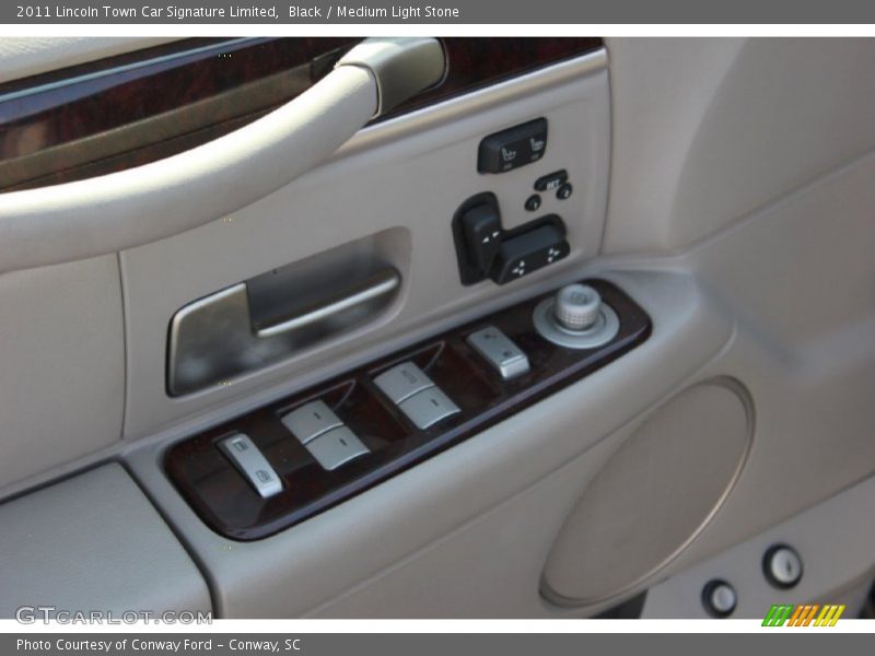Black / Medium Light Stone 2011 Lincoln Town Car Signature Limited