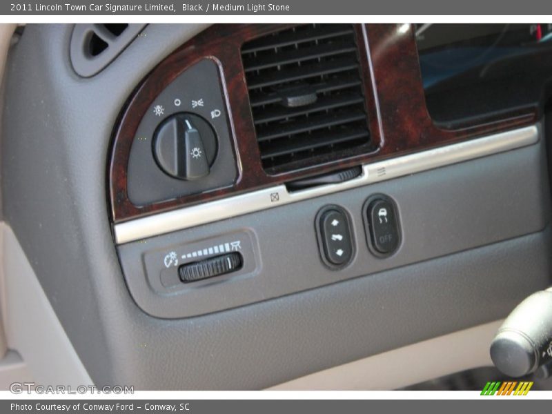 Black / Medium Light Stone 2011 Lincoln Town Car Signature Limited