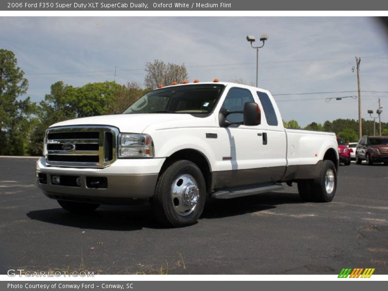 Front 3/4 View of 2006 F350 Super Duty XLT SuperCab Dually