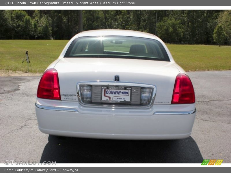 Vibrant White / Medium Light Stone 2011 Lincoln Town Car Signature Limited