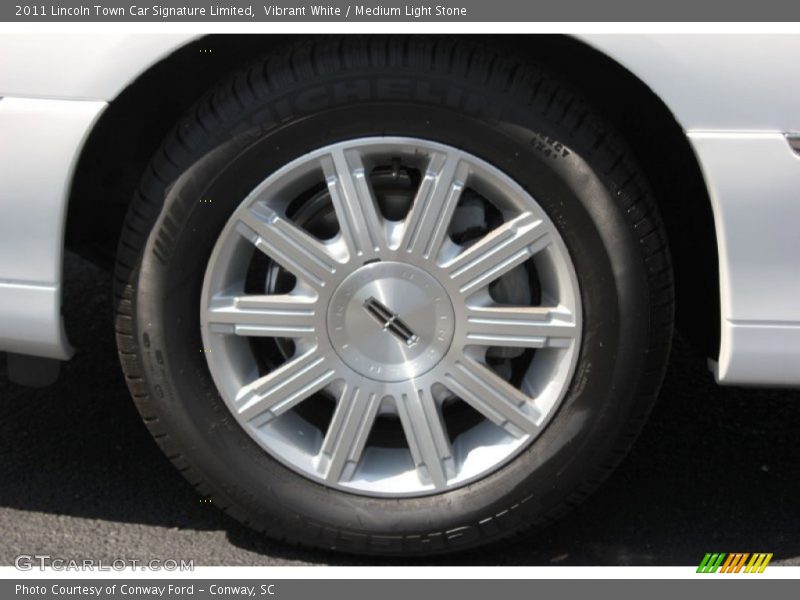 Vibrant White / Medium Light Stone 2011 Lincoln Town Car Signature Limited