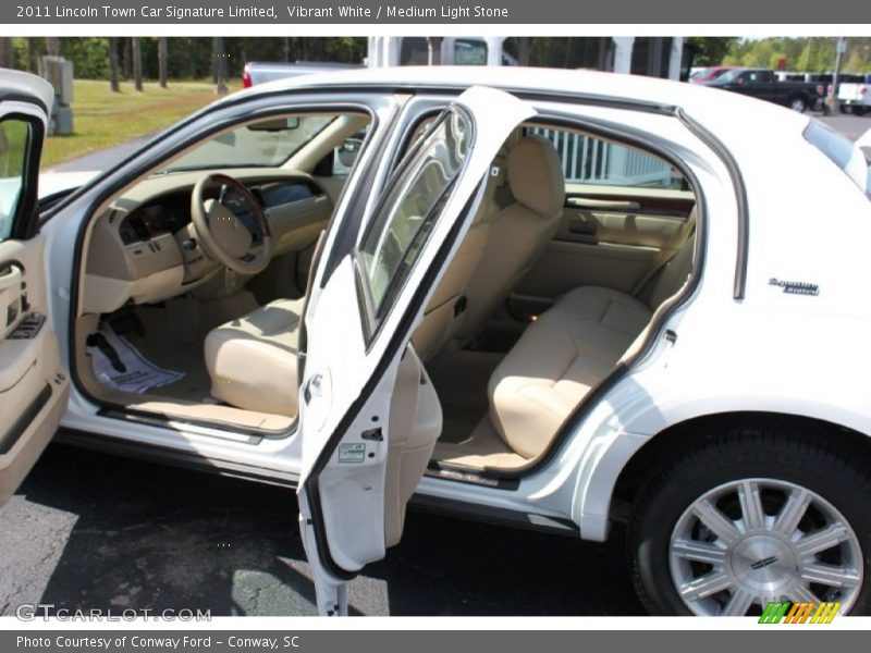 Vibrant White / Medium Light Stone 2011 Lincoln Town Car Signature Limited