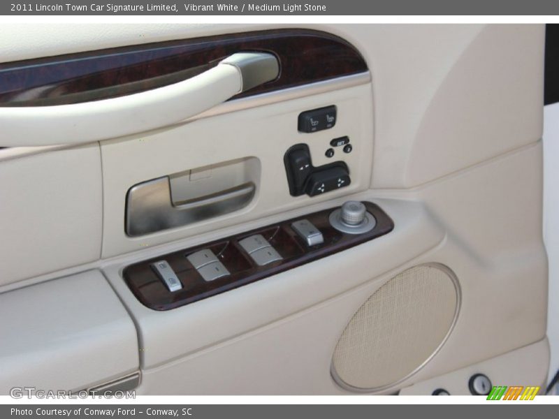 Vibrant White / Medium Light Stone 2011 Lincoln Town Car Signature Limited