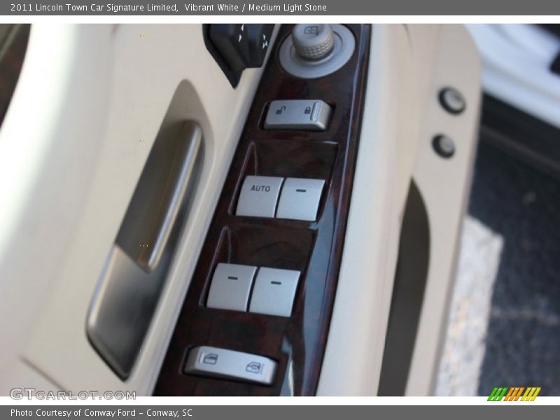 Vibrant White / Medium Light Stone 2011 Lincoln Town Car Signature Limited