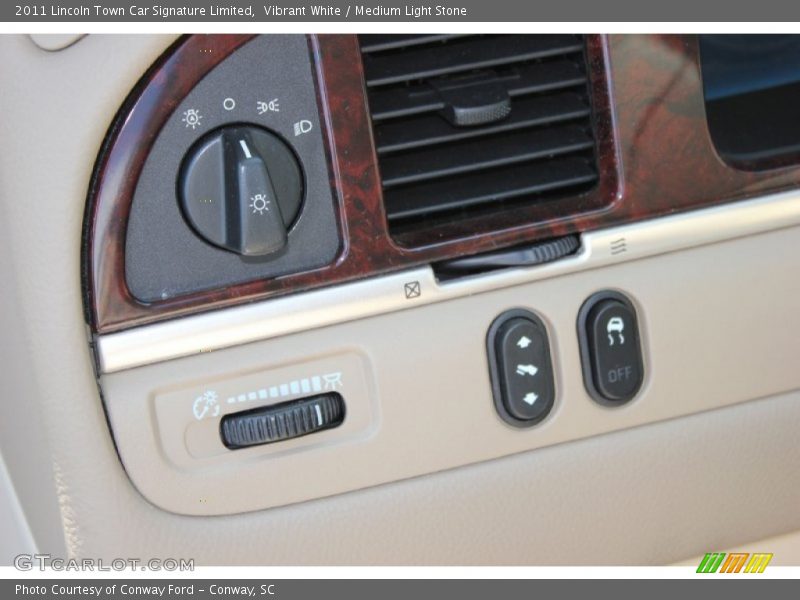 Vibrant White / Medium Light Stone 2011 Lincoln Town Car Signature Limited