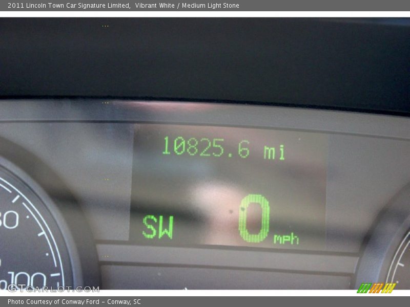 Vibrant White / Medium Light Stone 2011 Lincoln Town Car Signature Limited