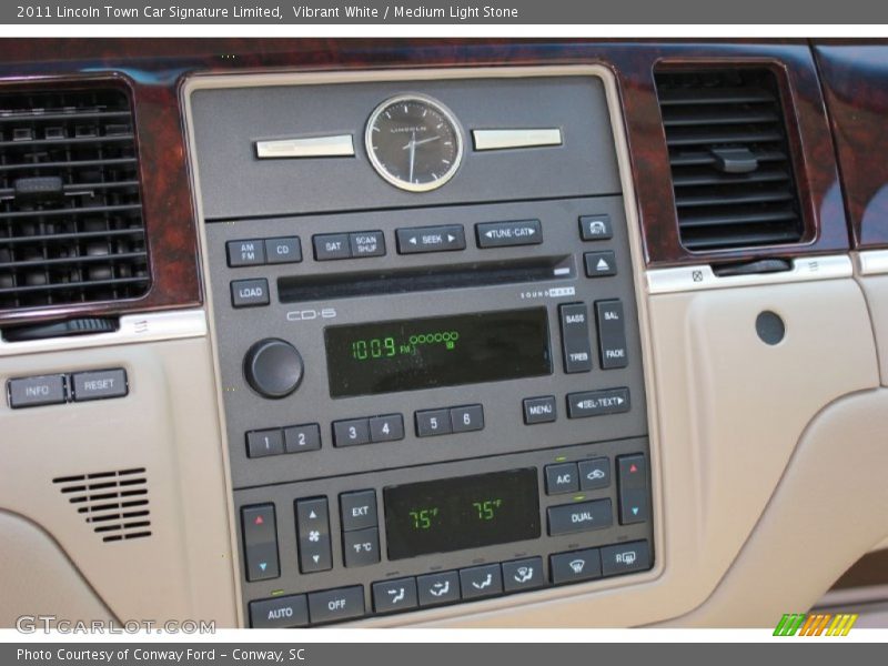 Vibrant White / Medium Light Stone 2011 Lincoln Town Car Signature Limited