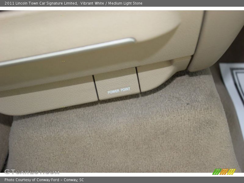 Vibrant White / Medium Light Stone 2011 Lincoln Town Car Signature Limited