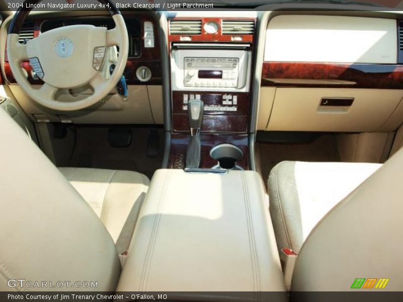 Black Clearcoat / Light Parchment 2004 Lincoln Navigator Luxury 4x4