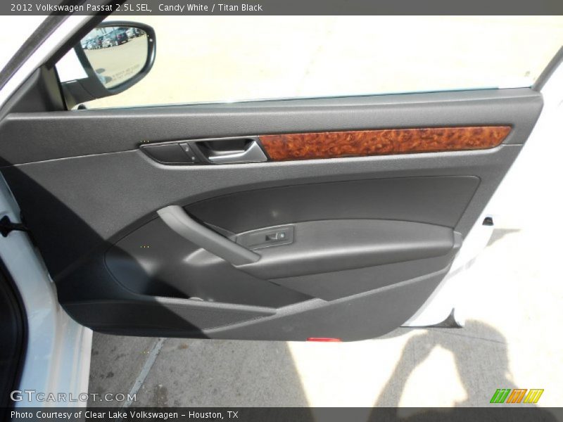 Candy White / Titan Black 2012 Volkswagen Passat 2.5L SEL