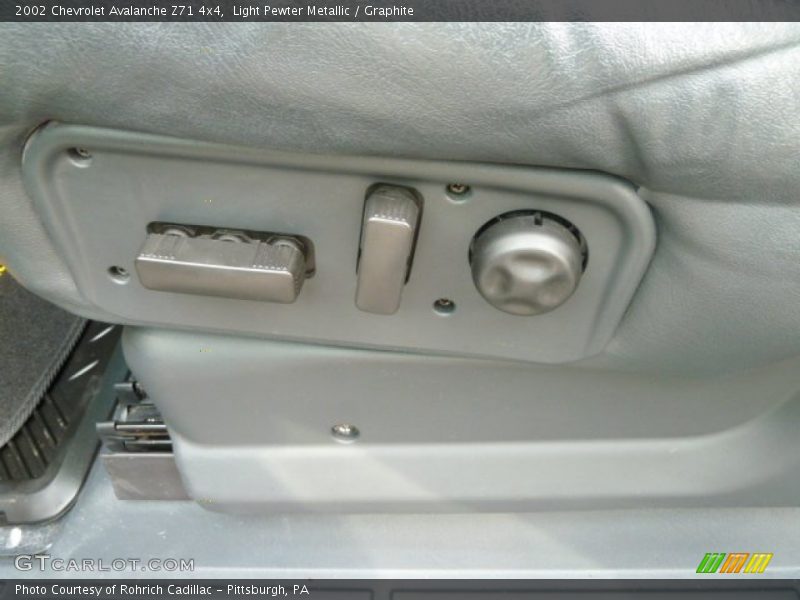 Light Pewter Metallic / Graphite 2002 Chevrolet Avalanche Z71 4x4