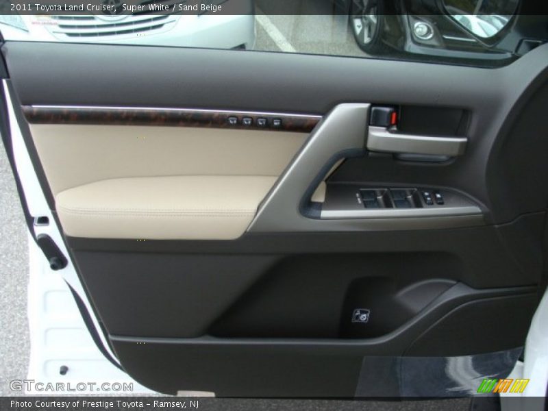 Super White / Sand Beige 2011 Toyota Land Cruiser